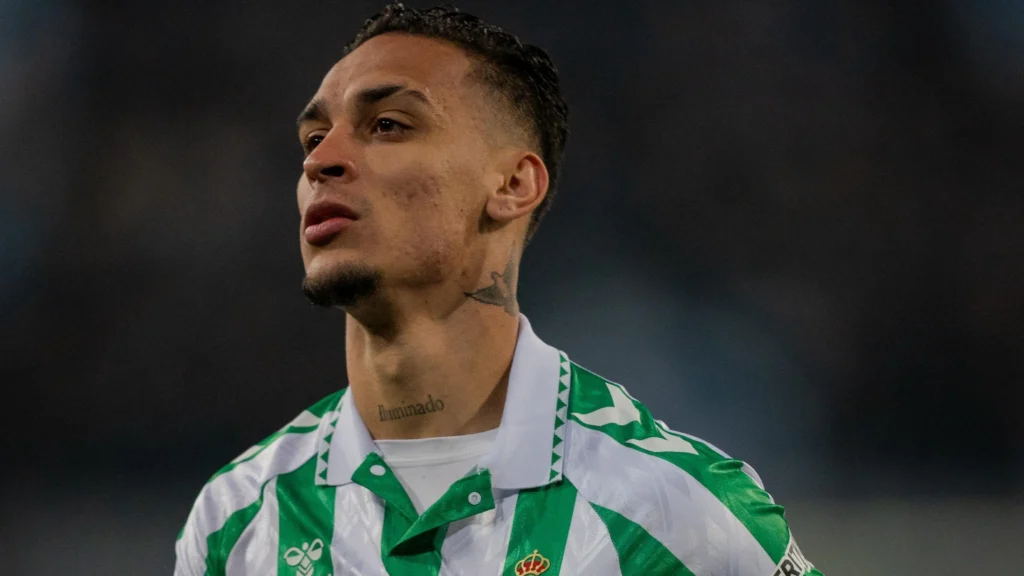 Antony tem casa roubada durante jogo do Betis na Champions: ação imediata