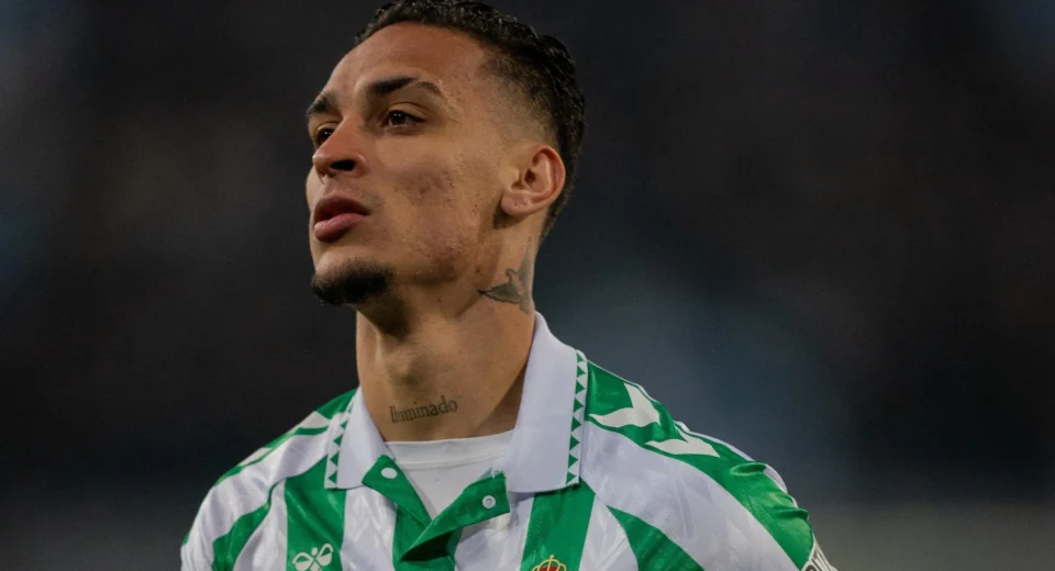 Antony tem casa roubada durante jogo do Betis na Champions: ação imediata