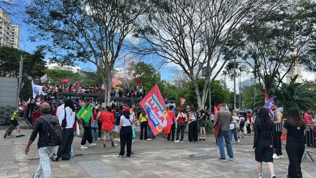 Manifestantes se reúnem em atos pró-Lula para apoiar mudanças